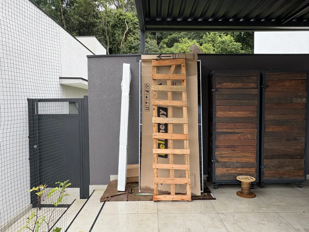 Placas e trilhos apoiados em pé contra a parede — forma errada de armazenar que causa tombamento