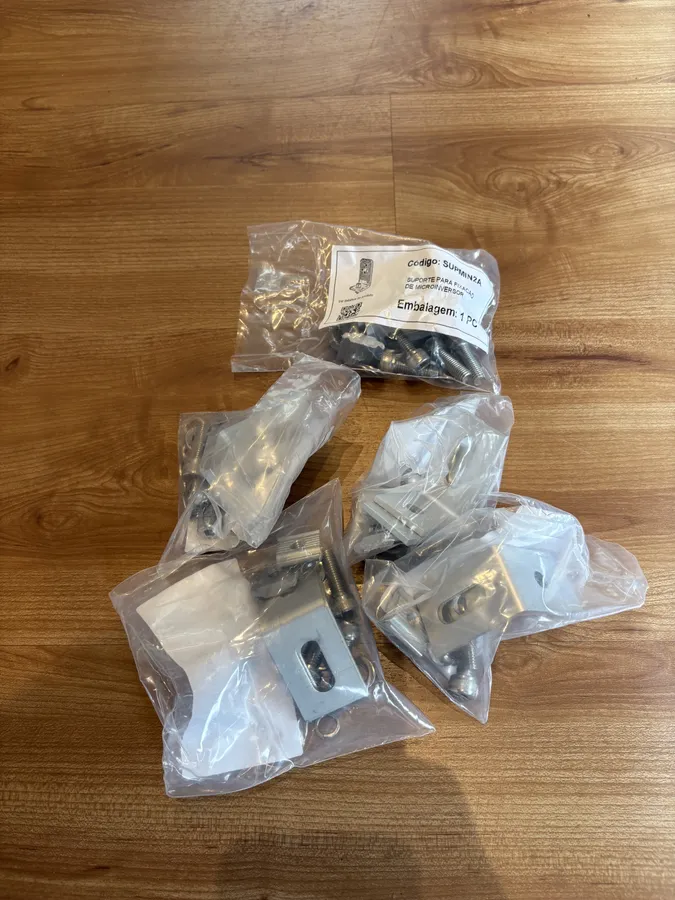 Suporte para fixação de microinversor solar no telhado com ventilação