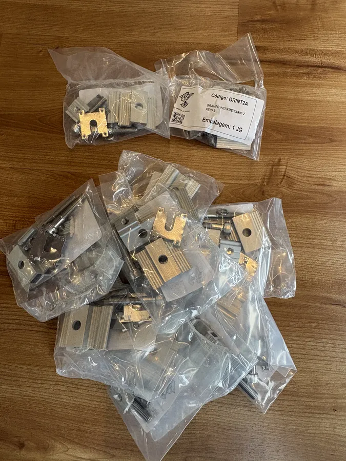 Grampos intermediários para fixação de painéis solares em embalagens plásticas