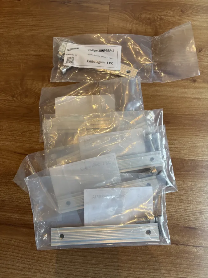 Junções para perfil de alumínio que conectam trilhos de fixação solar