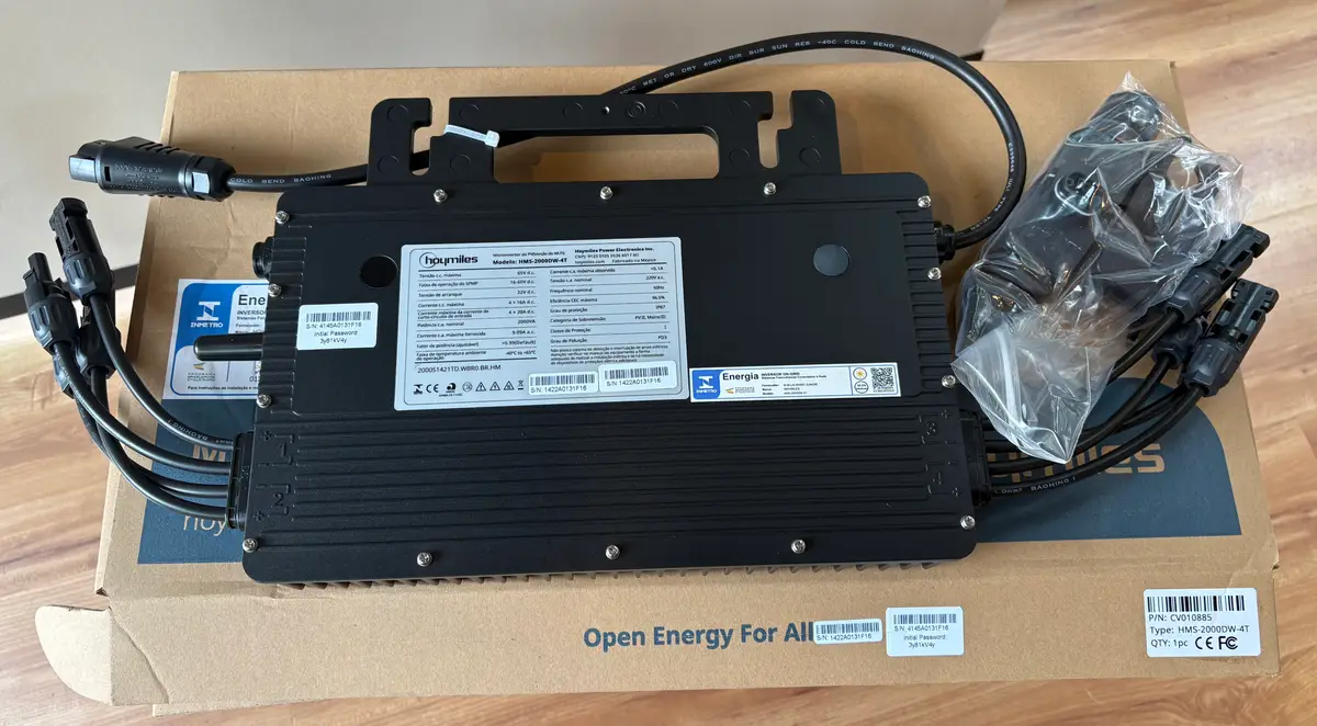 Microinversor Hoymiles deitado com etiqueta de modelo e potência visível para conferência