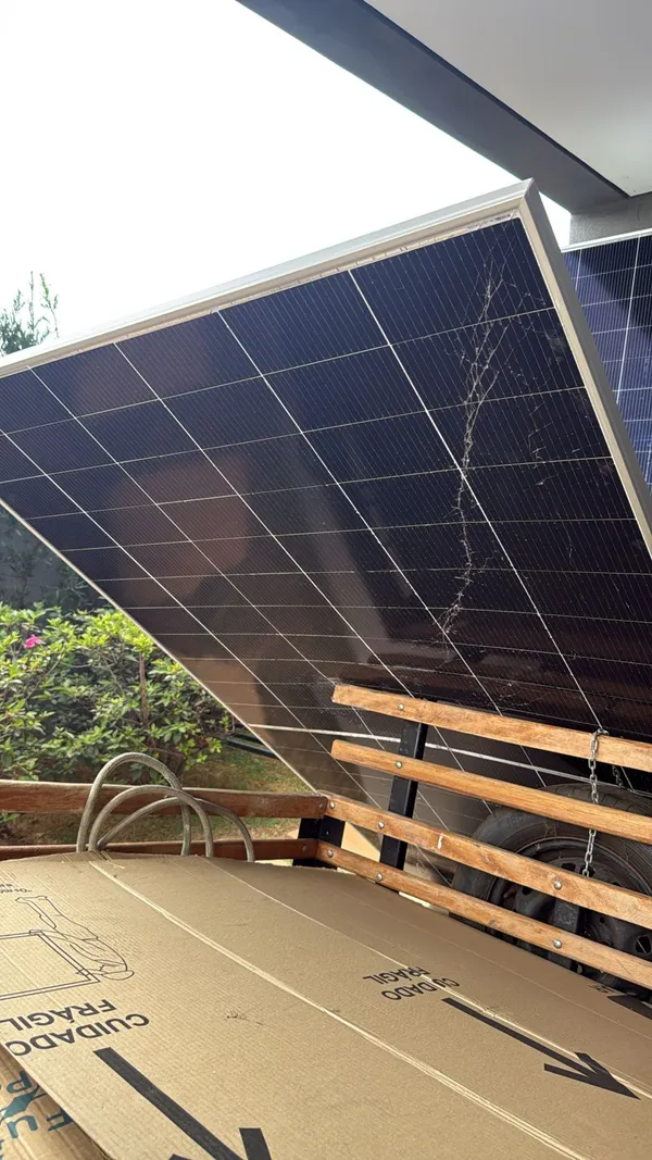 Placa solar com vidro quebrado após tombar por ter sido colocada em pé