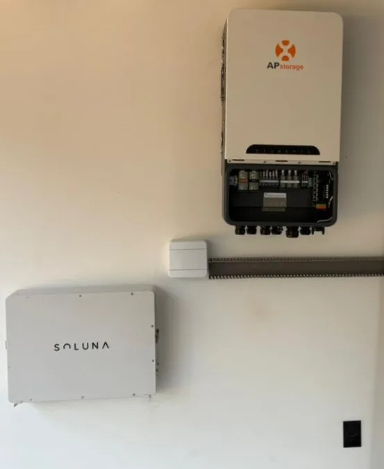 Sistema solar híbrido com inversor APstorage e bateria Soluna montados na parede