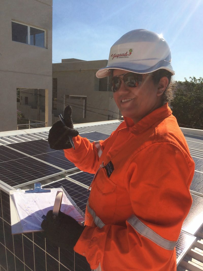 Laura Elisa no telhado, conferindo instalação de painéis solares — Jugaad Instalações Elétricas